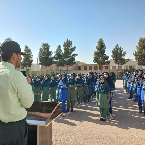 حضور ماموران نیروی انتظامی در دبستان حاج فرج عبداللهی اردکان