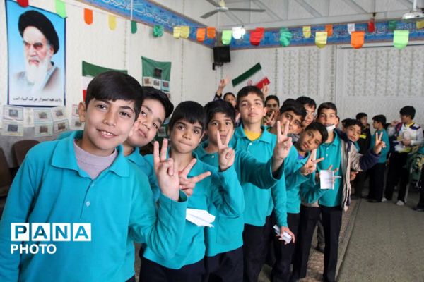 محفل نویسنده کتاب «فرمانده سری» در یزد