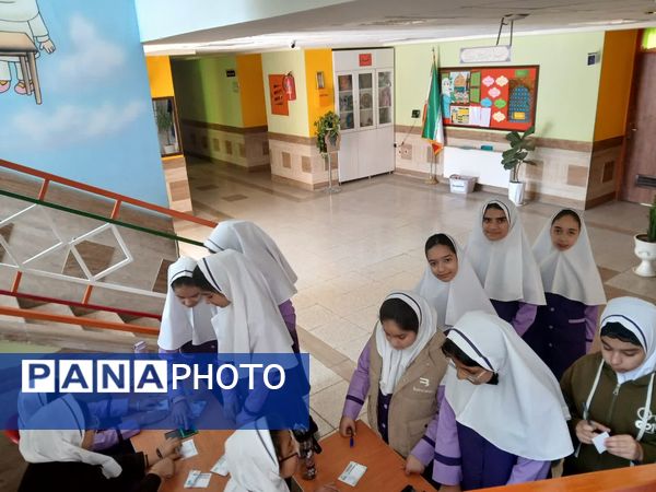 انگشت‌های رنگین دختران دبستان اندیشه روی برگه‌های رأی انتخابات شورای دانش‌آموزی