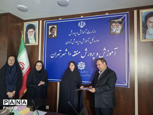 آیین تقدیر از دانش آموز خبرنگاران منطقه ۱۰ تهران 