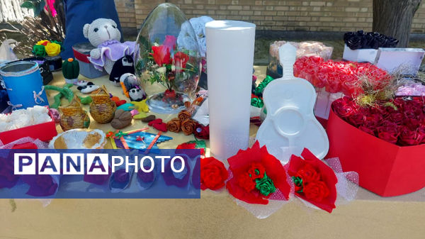 بازارچه دانش‌آموزی در مدرسه بنت‌الهدی یاسوج به‌مناسبت هفته مشاغل