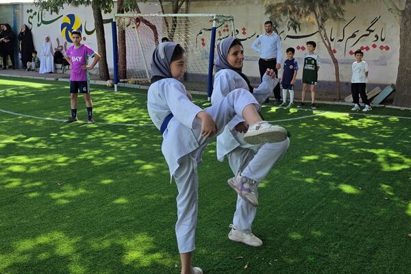 آیین افتتاحیه زمین چمن مصنوعی دبستان اسماعیل سامنی ناحیه ۲ بهارستان