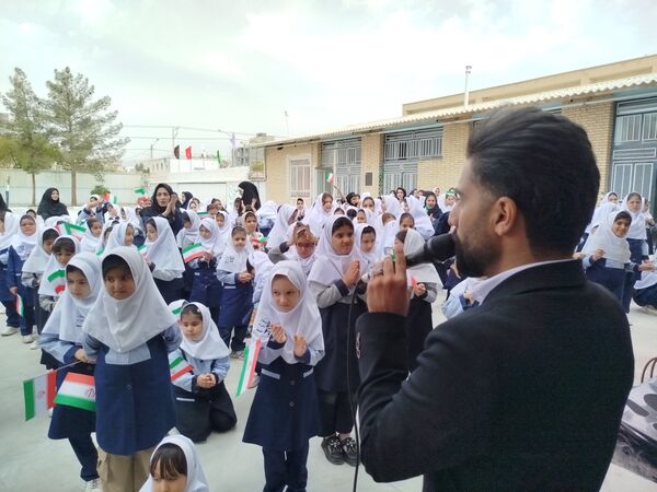 زنگ مهر در دبستان دخترانه سما با حضور مسئولان آموزش و پرورش و دانشگاه آزاد اسلامی کاشمر 