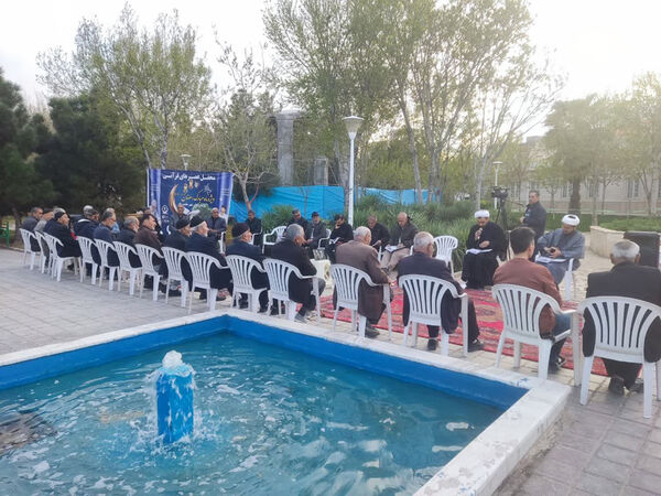 محفل جزء‌خوانی قرآن کریم در بوستان‌های قم