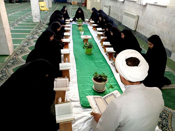 برپایی محفل قرآنی در دبیرستان دارالزهرا(س) قم