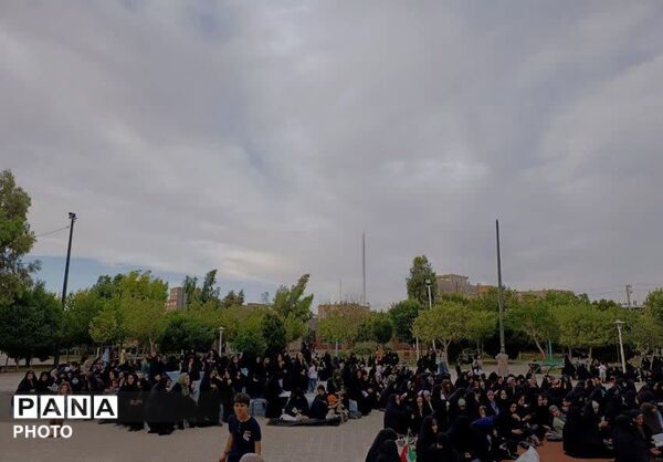 آیین قرائت دعای پرفیض عرفه در جوار یادمان شهید گمنام بوستان گلهای قم