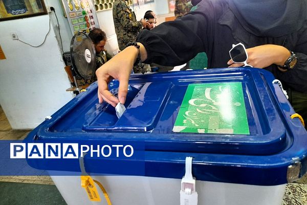 حضور پرشور مردم شهرستان ورامین و منطقه خیرآباد در پای صندق های رای