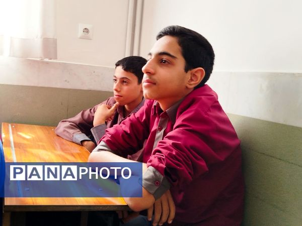 هدایت تحصیلی دانش‌آموزان در دبیرستان میثاق 