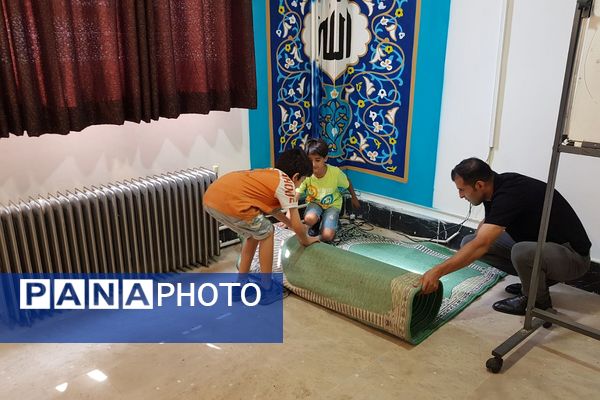 غبارروبی و آماده سازی نمازخانه‌های مدارس پردیس