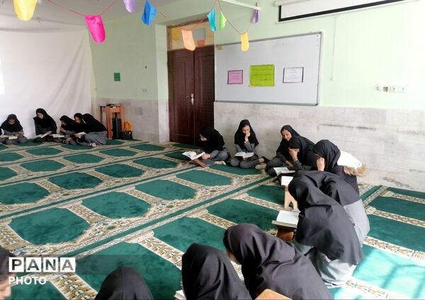 نمازجماعت و جزء‌خوانی در دبیرستان حاج مهدی روحانی ارغا شهرستان خلیل آباد