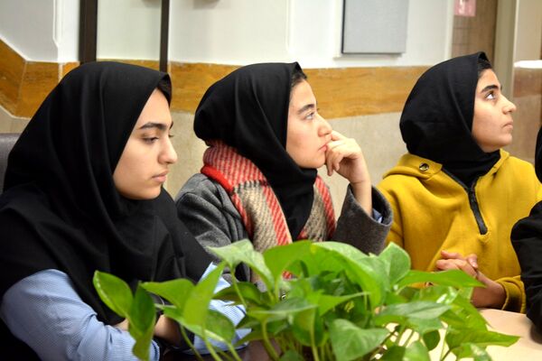 برای اولین‌بار برگزاری کافه ۵۷ در دبیرستان‌ نمونه دولتی ولایت بهارستان‌دو