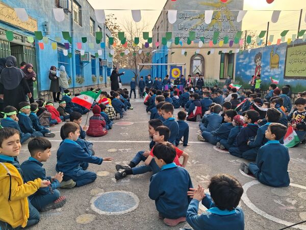 جشن پیروزی انقلاب در مدرسه هوشمند خیرزاده