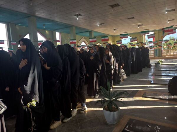 اعزام دانش‌آموزان دختران تنگستانی به اردوی راهیان نور