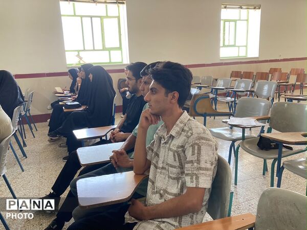 همایش تخصصی انتخاب رشته کنکور سراسری در دبیرستان انقلاب اسلامی شهرستان خاتم  