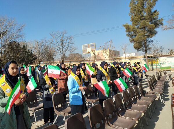 نواختن زنگ انقلاب در دبیرستان بنت‌الهدی صدر رضویه