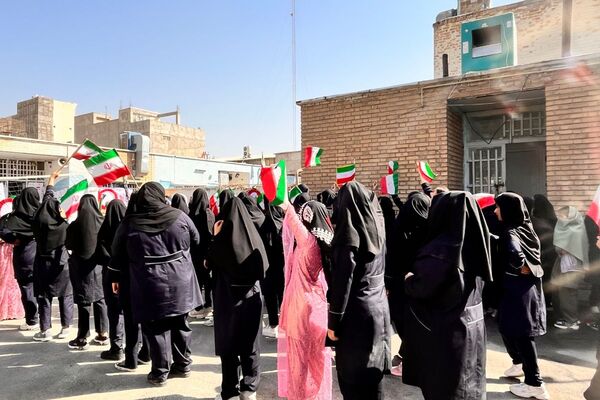 قدرت،هیجان و مهارت در نمایش کاراته کاران دبیرستان رضوان در افتتاحیه المپیاد ورزشی