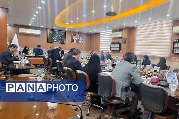 نشست هم‌اندیشی معاونین آموزش متوسطه در اداره رباط‌کریم