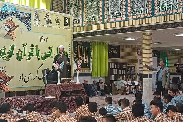 محفل انس با قرآن کریم با حضور پرشور دانش‌آموزان شهر آبسرد شهرستان دماوند
