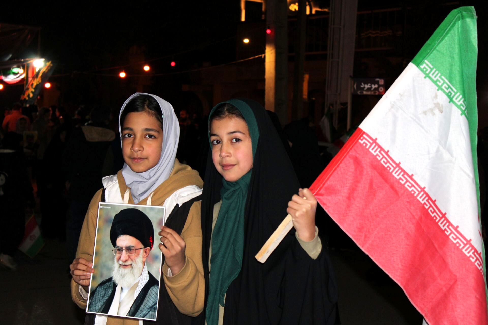 تصویر رهبر معظم انقلاب اسلامی در دست مردم غیور  نیشابور