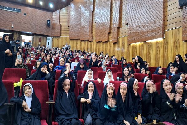 تجلیل از برگزیدگان مسابقات قرآن و عترت و فرهنگی هنری ناحیه 2 مشهد