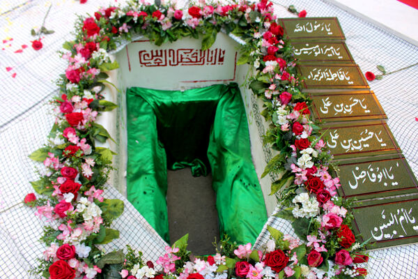 جلوه‌هایی از حضور نوجوانان در مراسم تشییع و خاکسپاری شهدای گمنام