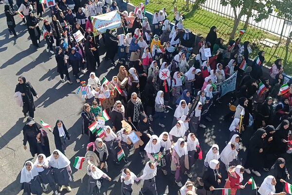حضور پرشور دانش‌آموزان فشافویه در راهپیمایی ۱۳ آبان