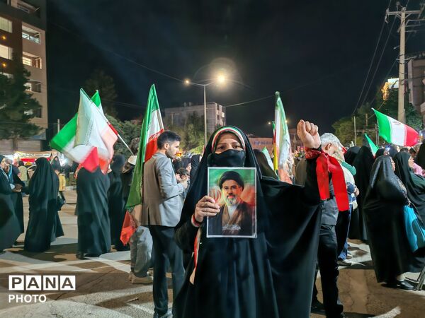 تجمع شبانهٔ شهروندان در پنجاه‌ونهمین شب یادبود در بلوار فضل