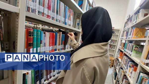 بازدید دانش‌آموزان دبیرستان فاطمه الزهرا(س) از کتابخانه شهید بهشتی 