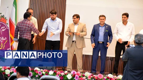 تجلیل از کارمندان بیمارستان شهدا لردگان در هفته‌ دولت