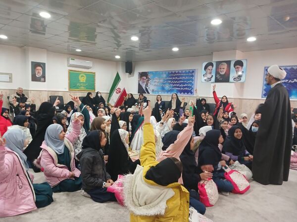برنامه رویش آدینه با حضور دبستان دخترانه امام مهدی۲  در محمدشهر کرج