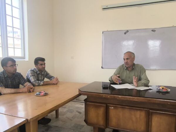 جلسه انجمن اولیا و شورای دانش آموزی در راستای برنامه‌ریزی هفته معلم