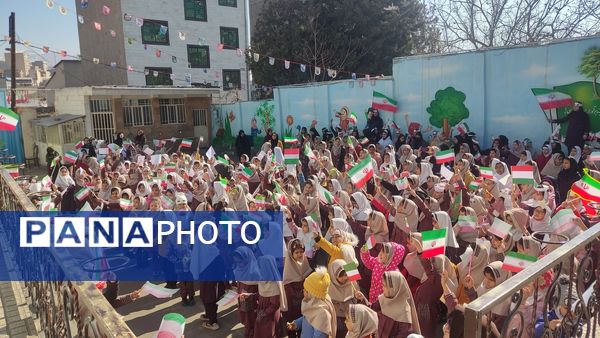 شور و نشاط دانش‌آموزان مدارس منطقه پردیس در جشن‌های دهه فجر انقلاب اسلامی 