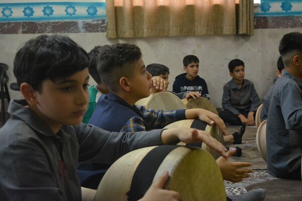 آموزش ضرب زورخانه‌ای در دبستان رازی ناحیه دو بهارستان