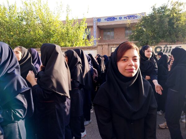 دانش‌آموزان دبیرستان فاطمیه شهرستان دره شهر با شور و شوق سال تحصیلی جدید را آغاز کردند