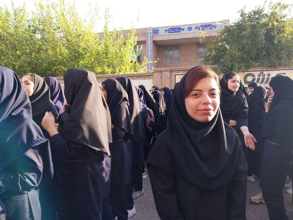 دانش‌آموزان دبیرستان فاطمیه شهرستان دره شهر با شور و شوق سال تحصیلی جدید را آغاز کردند