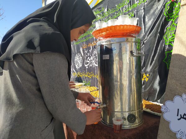 برپایی ایستگاه صلواتی در دبیرستان دخترانه امید 