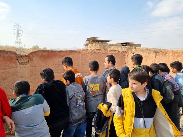 بازدید دانش‌آموزان دبیرستان نمونه دولتی پژوهش آشخانه از محوطه تاریخی ریوی