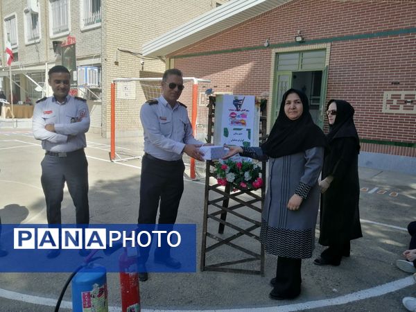 بزرگداشت روز آتش و ایمنی در دبیرستان کوثر فرهنگیان 