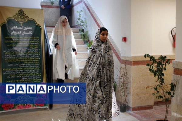 اقامه نماز جماعت در دبیرستان هجرانی پردیس به امامت امام جمعه شهرستان