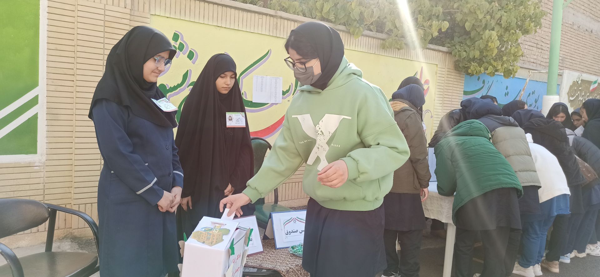برگزاری انتخابات شورای دانش‌آموزی در مدرسه شاهد آمنه