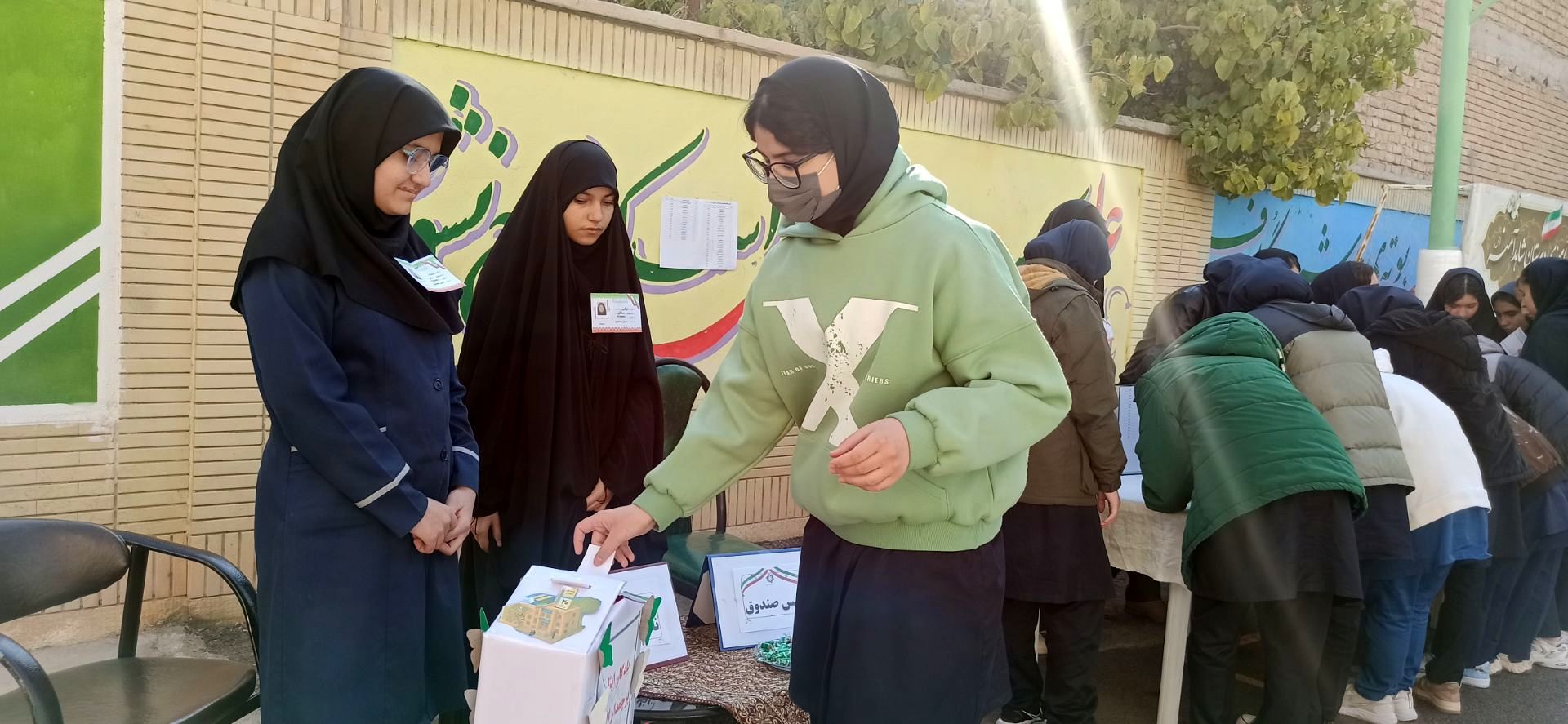 برگزاری انتخابات شورای دانش‌آموزی در مدرسه شاهد آمنه