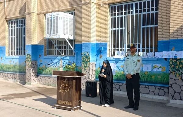 حضور ماموران نیروی انتظامی در دبستان حاج فرج عبداللهی اردکان