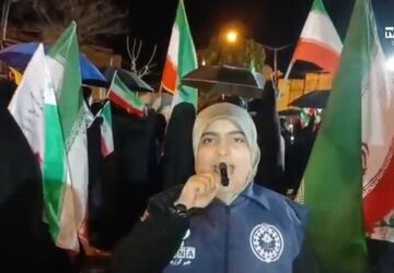 باران می‌بارید، اما مردم بیجار ایستاده بودند