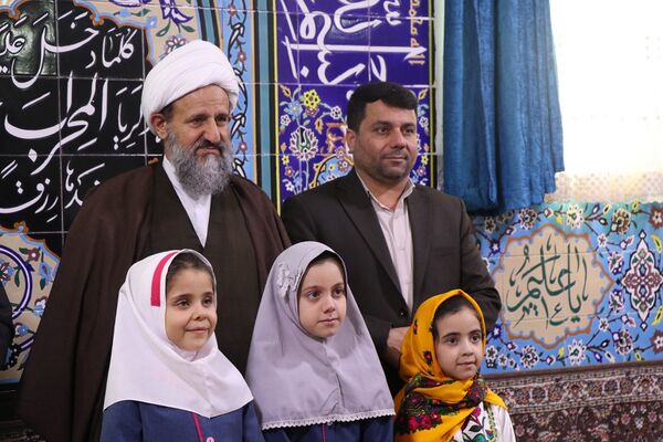 اقامه نماز در مدرسه شهیدان ایرلو قرچک