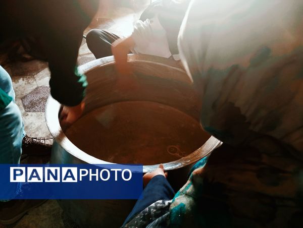 مراسم پخت نذری توسط دانش‌آموزان شیرازی به همت مجموعه تربیت علوی خواهران