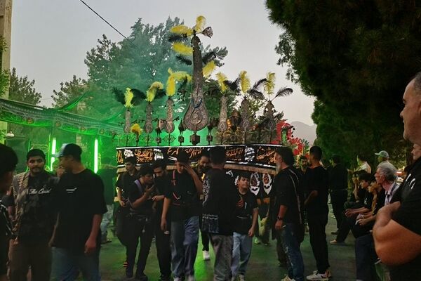 آیین علم گردانی همزمان با هفتمین روز شهادت حضرت اباعبدالله الحسین (ع) در شهرستان تفرش 