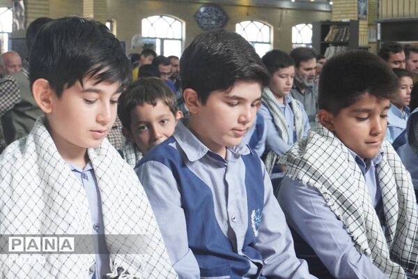 نمازجمعه؛ جلوه‌ای از وحدت و همبستگی دانش‌آموزان در هفته بسیج دانش‌آموزی