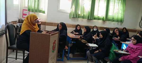 آزمون تلاوت قرآن دانش‌آموزان دبیرستان تیمسار فلاحی ناحیه یک کرج 