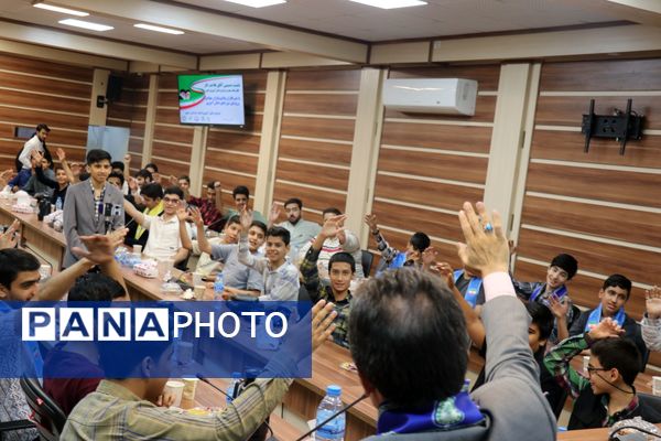 نشست صمیمانه خبرنگاران پانای خراسان رضوی با قائم مقام سازمان دانش‌آموزی