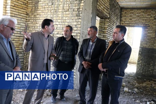بازدید مشاور وزیر آموزش و پرورش از پروژه‌های مدرسه‌سازی در بخش بهمن ابرکوه 